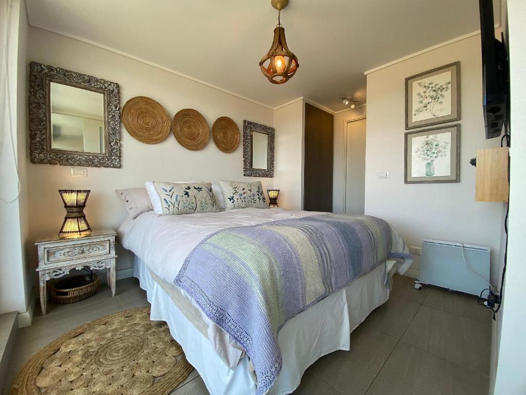 1 dormitorio con 1 cama grande en una habitación en Hermoso y Moderno Loft en Dunas de Montemar Concòn, en Concón