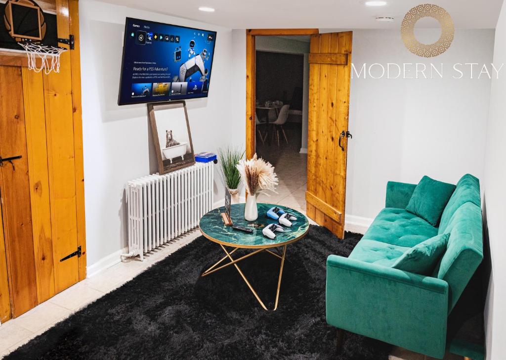 Modern Studio Getaway 20 MINS to NYC 10MIN EWR, Bayonne (updated prices 2024)