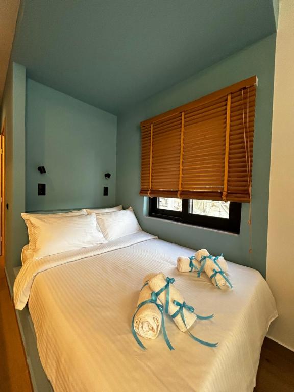 sypialnia z łóżkiem z ręcznikami w obiekcie Ocean-Πολυτελές διαμέρισμα στο Αγρίνιο w mieście Agrinio
