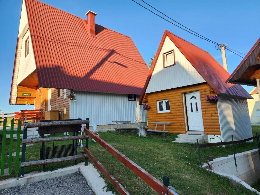 una casa con tetto arancione accanto a una recinzione di House Sandra a Žabljak