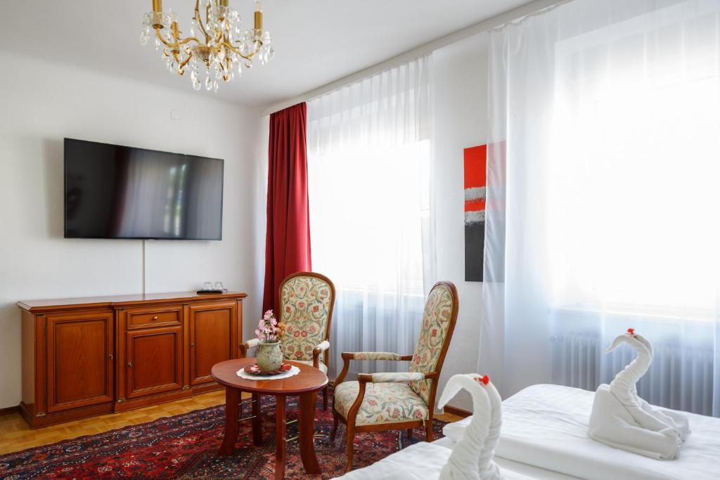 A television and/or entertainment centre at Pension Laubenhof