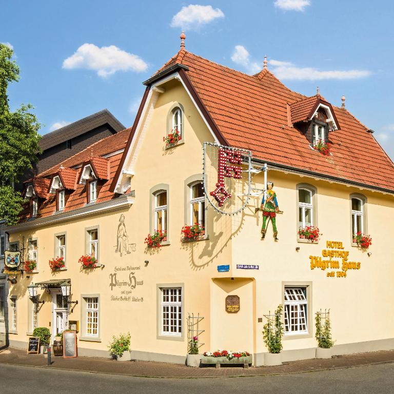 un gran edificio blanco con techo rojo en Hotel Pilgrimhaus, en Soest