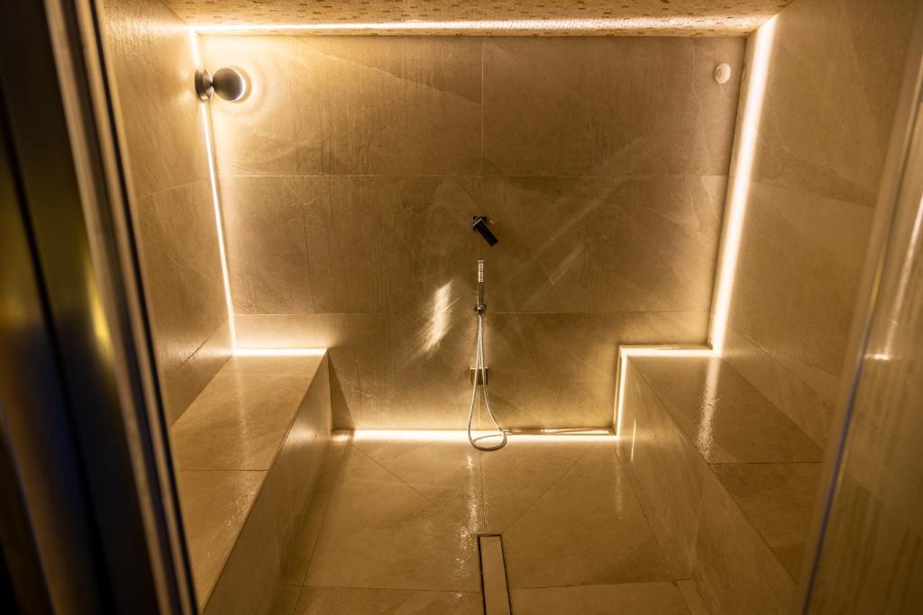 Koupelna v ubytování Black Hotel