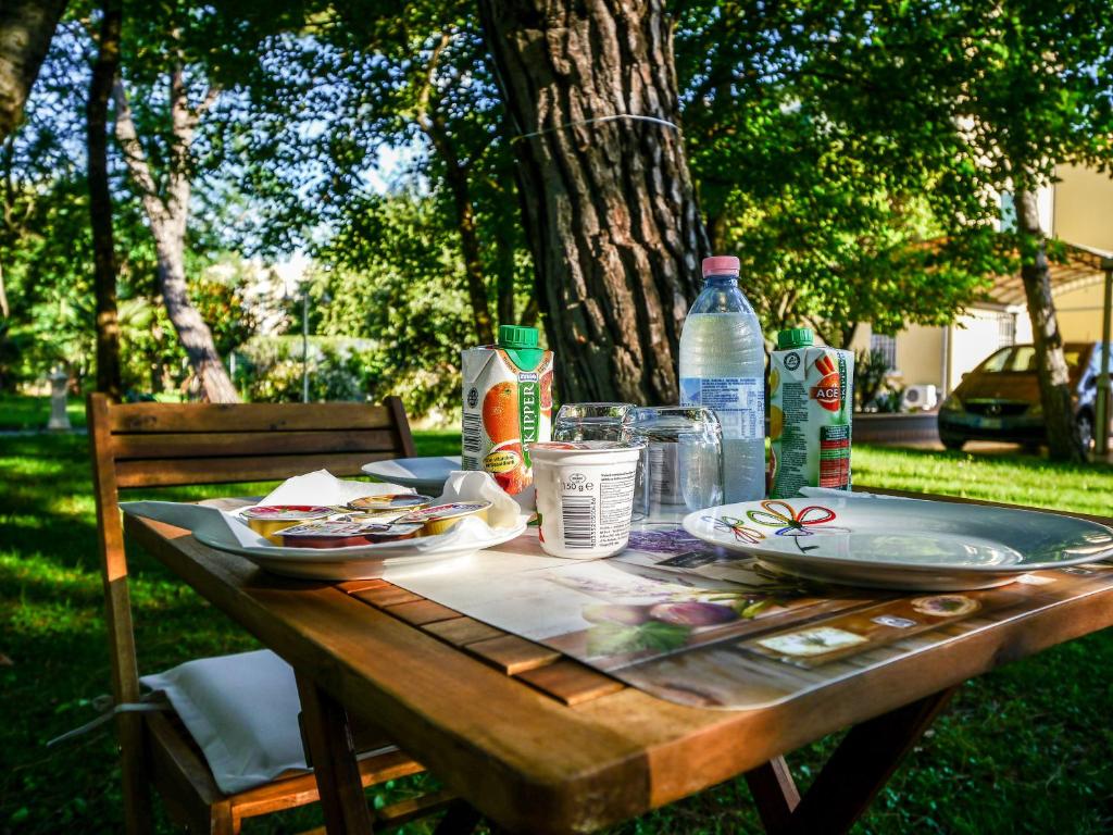 A garden outside Villa Bellini Room&Breakfast