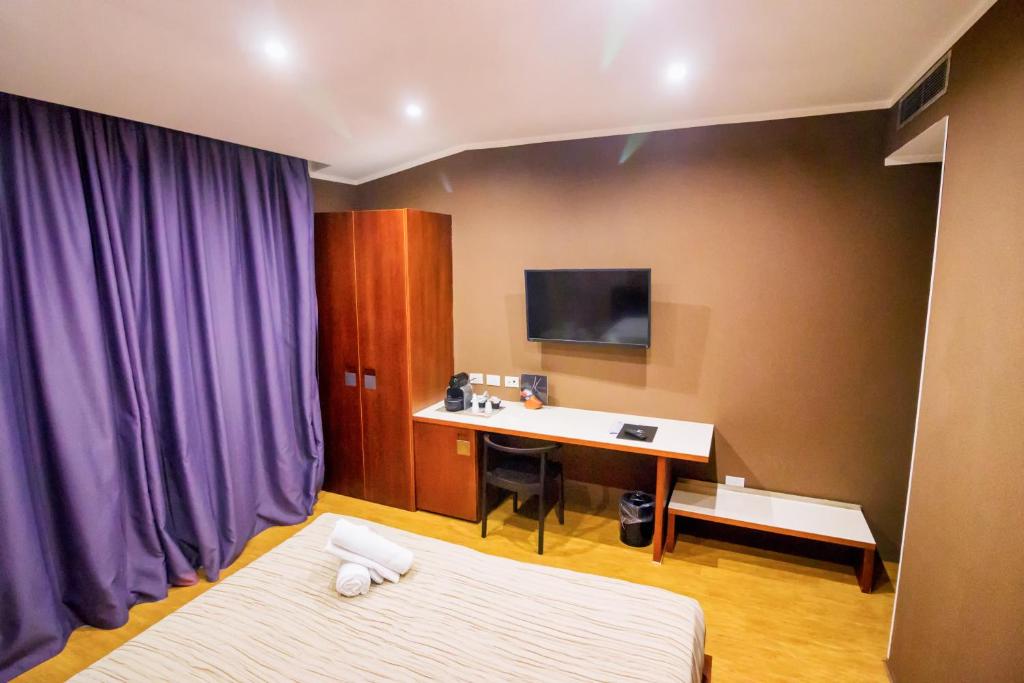 TV a/nebo společenská místnost v ubytování Black Hotel