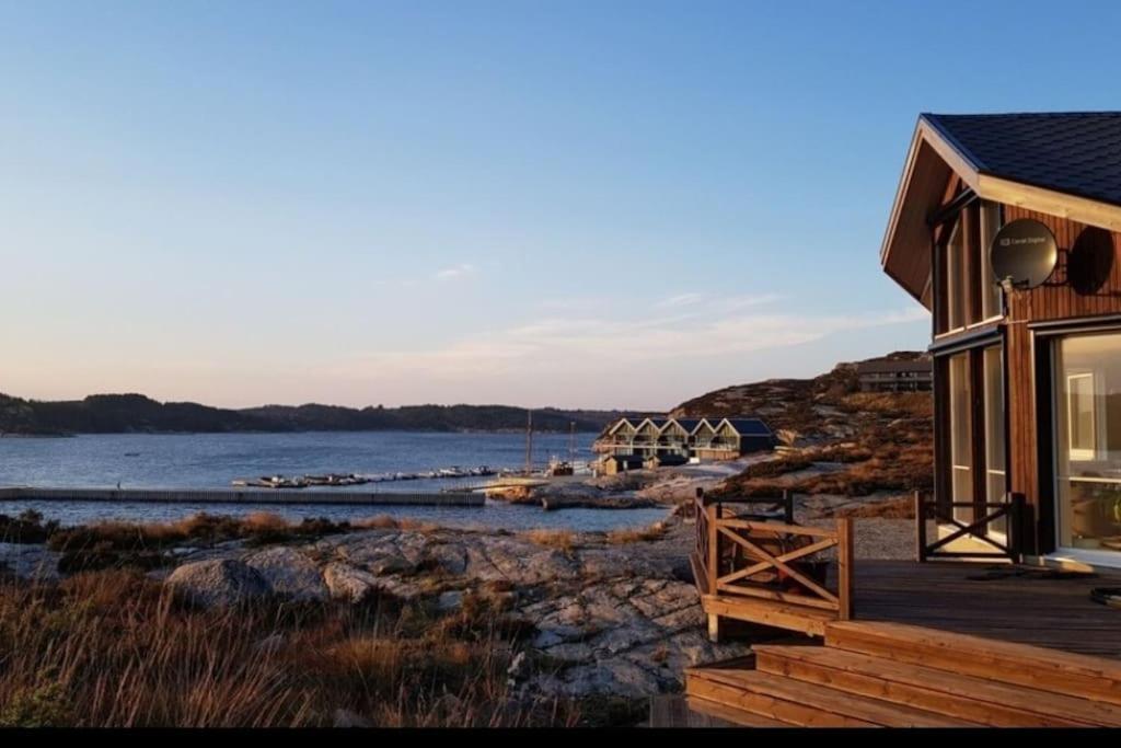 une maison sur la rive d'une masse d'eau dans l'établissement Panorama Fjordhytte, à Forland