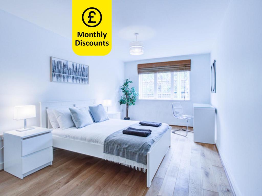 Un pat sau paturi într-o cameră la Grand and Stylish 3BR Apartment in Greater London