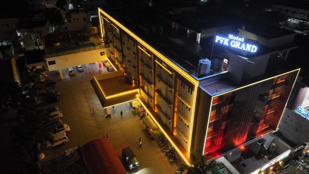 una vista panoramica di un edificio in una città di notte di Hotel PVK Grand Dindigul a Dindigul