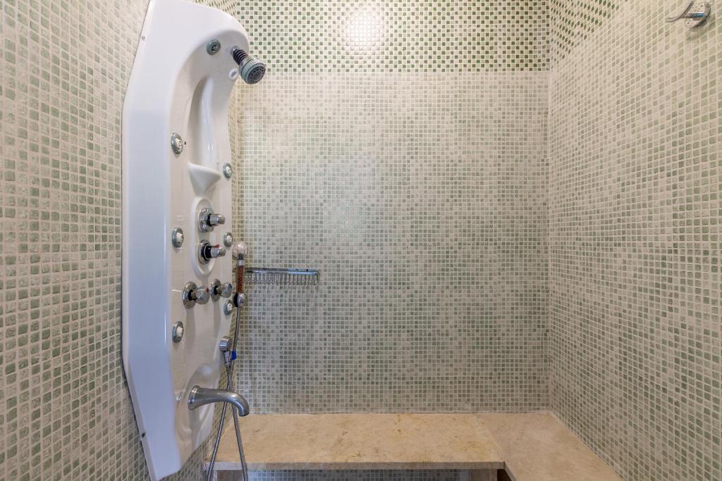 Koupelna v ubytování WhiteBlue Spa Villa, By IdealStay Experience
