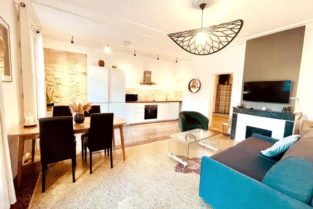 un salon avec un canapé bleu et une table dans l'établissement Cachet Cosy, à Nîmes