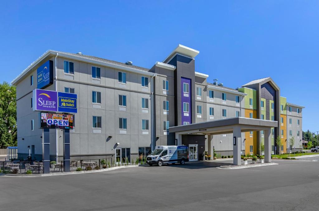 een groot gebouw met een busje ervoor geparkeerd bij Sleep Inn & Suites Great Falls Airport in Great Falls