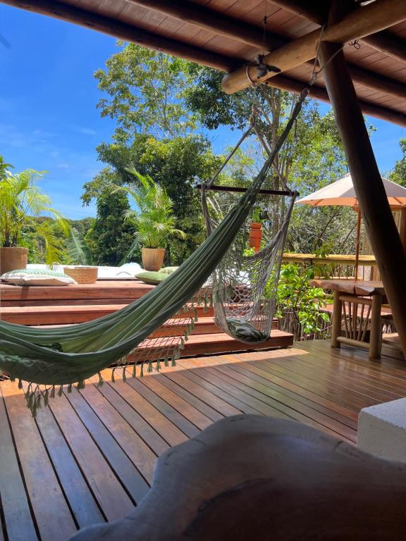 een hangmat op het terras van een huis bij Locanda Ariramba in Santa Cruz Cabrália