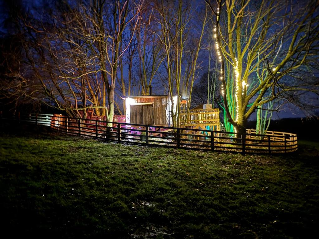 Zahrada ubytování Burtree Country House, Tipi's, Treehouse & Lodge & house rooms with hot tubs in a private garden