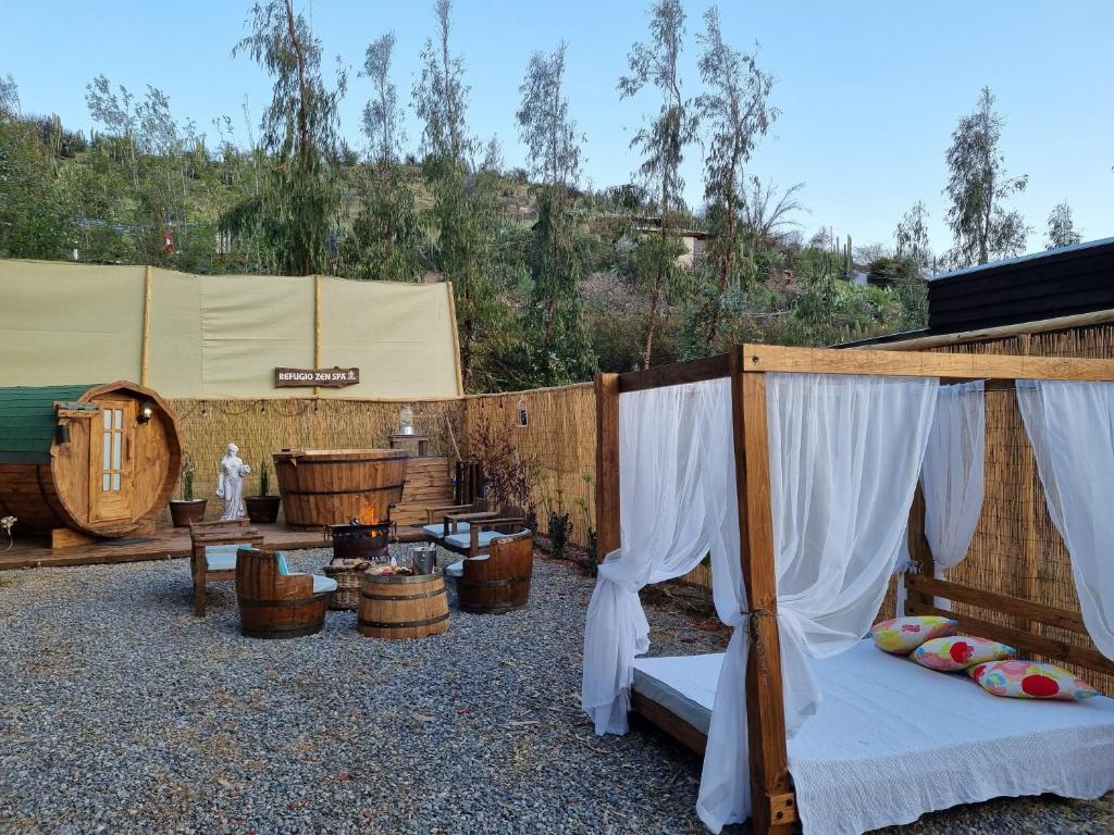 um quarto com uma cama e uma tenda em Refugio Zen Spa em Putaendo