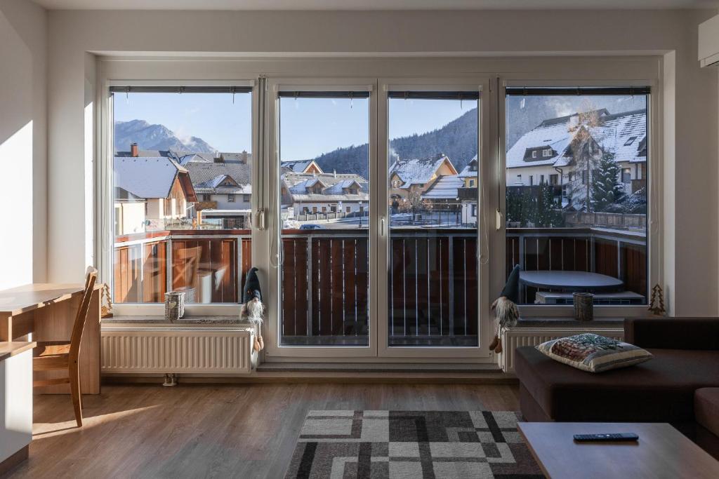 een woonkamer met een groot raam met uitzicht bij Apartma Planika in Kranjska Gora