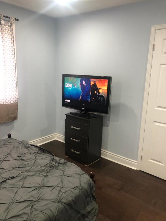 een flatscreen-tv op een dressoir in een kamer bij ShayCozyDelux-Room-202 in Pickering