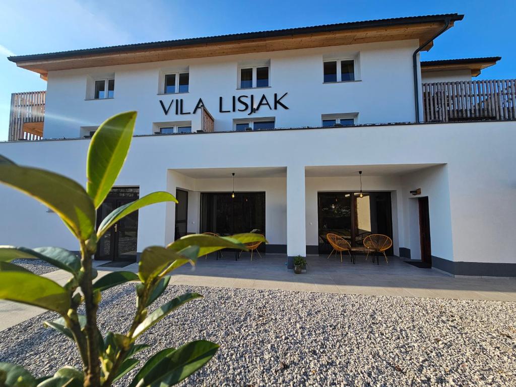 VILA LISJAK - Apartments في بوتْشيترتيك: مبنى أبيض مع علامة تقرأ جزيرة فيفا