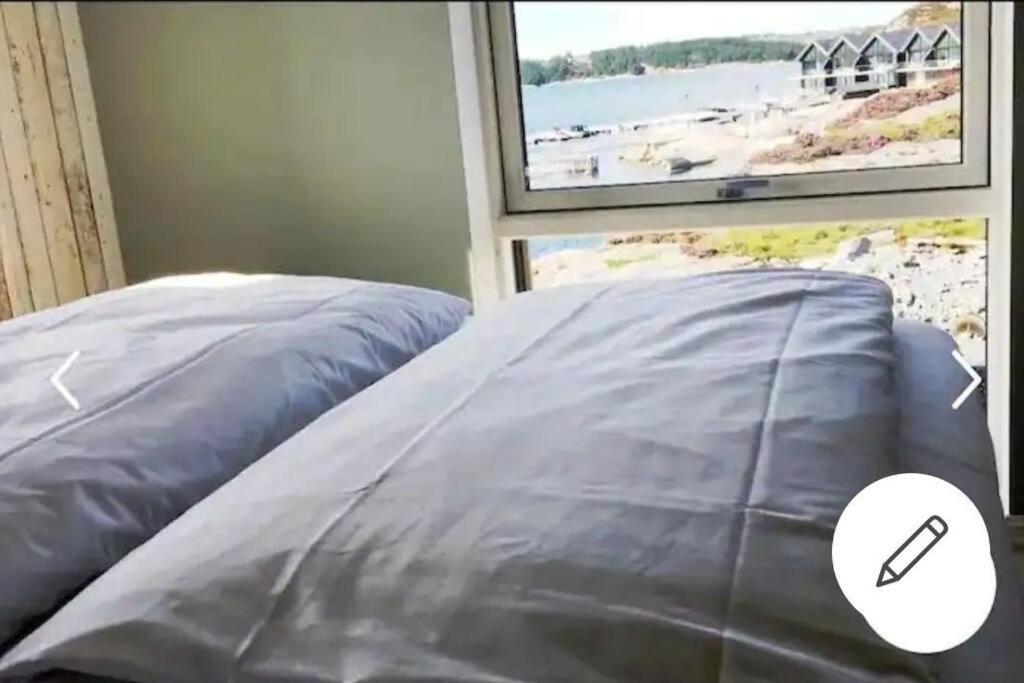 1 dormitorio con 1 cama y una ventana con una foto en Austefjorden Fjordsuite med Panoramautsikt, en Forland
