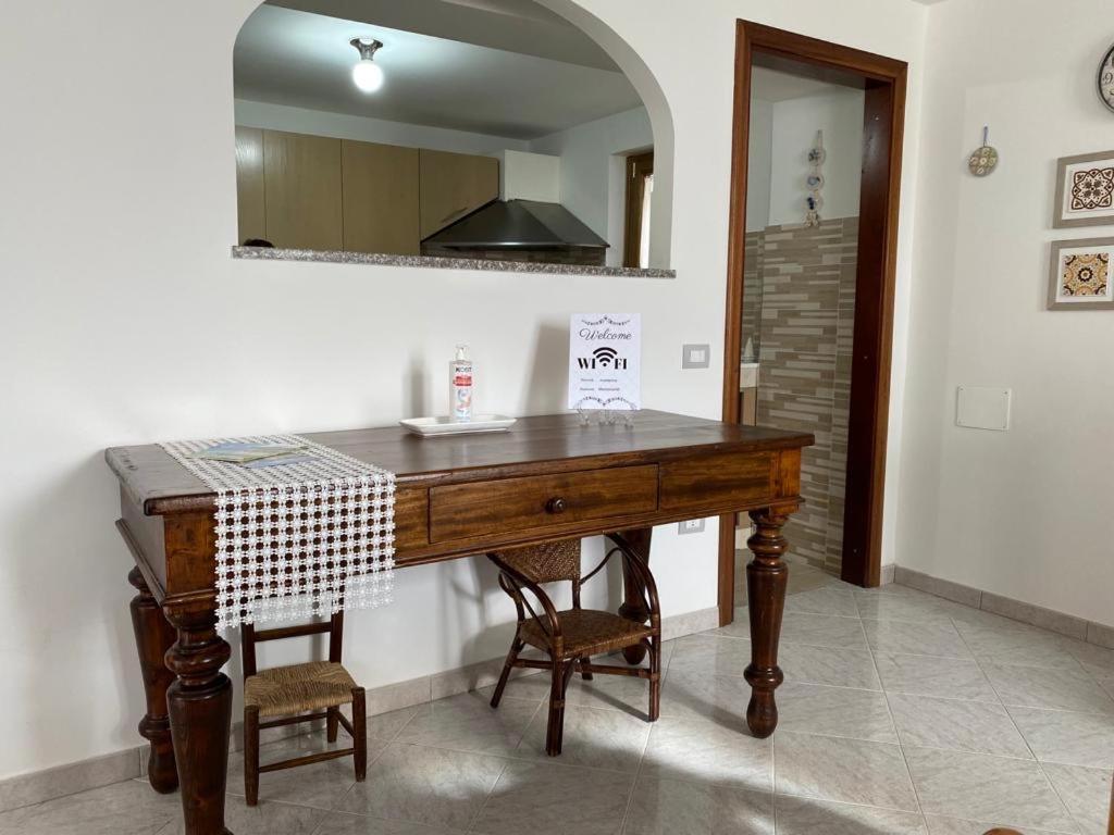 einen Tisch in einem Zimmer mit 2 Stühlen und einem Spiegel in der Unterkunft Montemar in Polvica