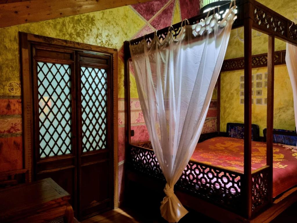 1 dormitorio con 2 literas y ventana en Villa Vietnamonamour, en Milán