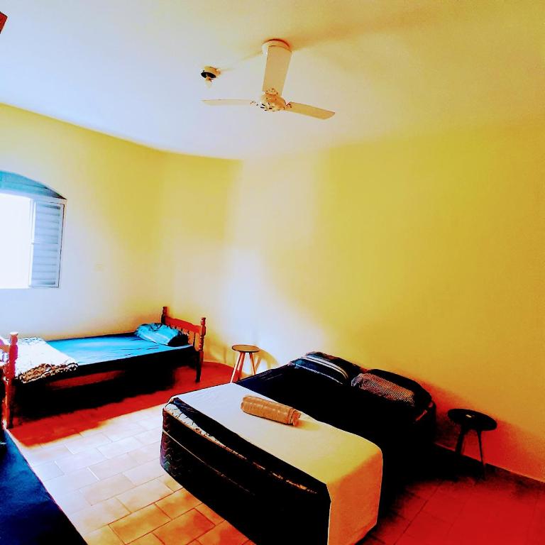 - un salon avec un canapé et un ventilateur de plafond dans l'établissement Hotel River Plaza, à Rio Novo