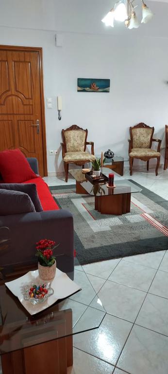 sala de estar con sofá, mesas y sillas en Like your home en Komotini