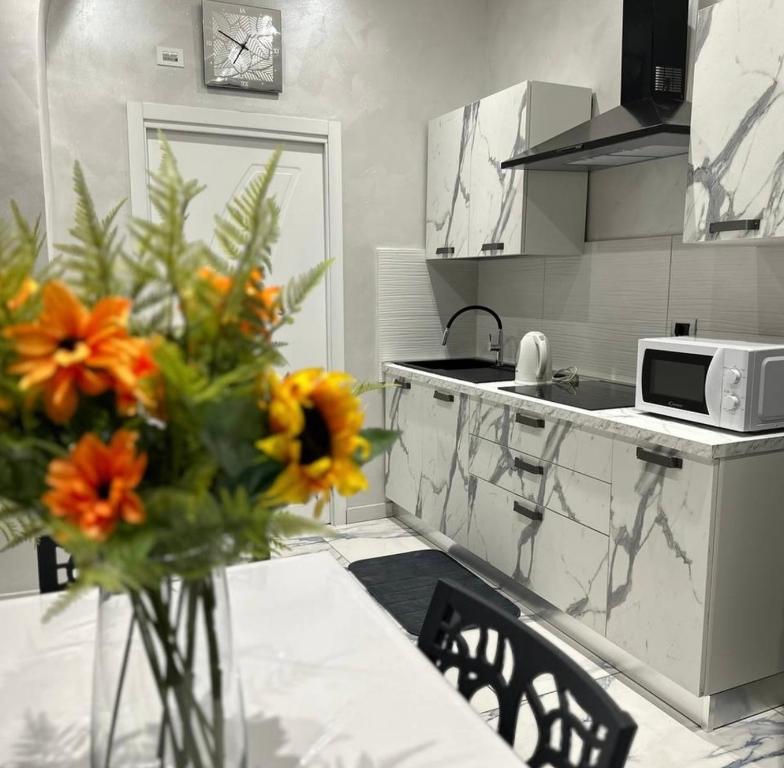 Η κουζίνα ή μικρή κουζίνα στο Naomi Luxury Home