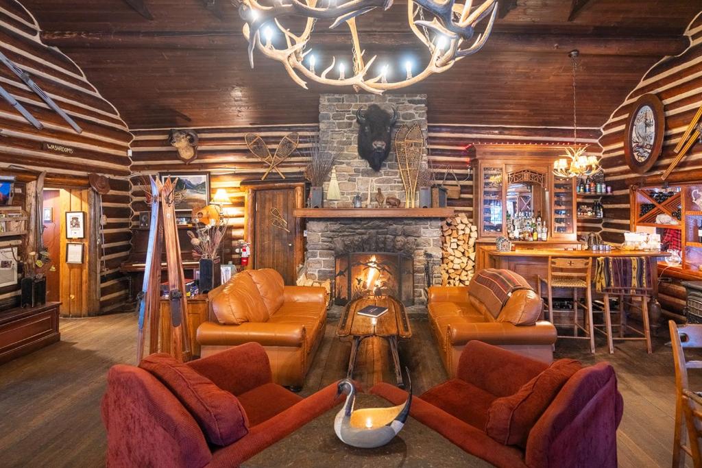 Storm Mountain Lodge & Cabins photo