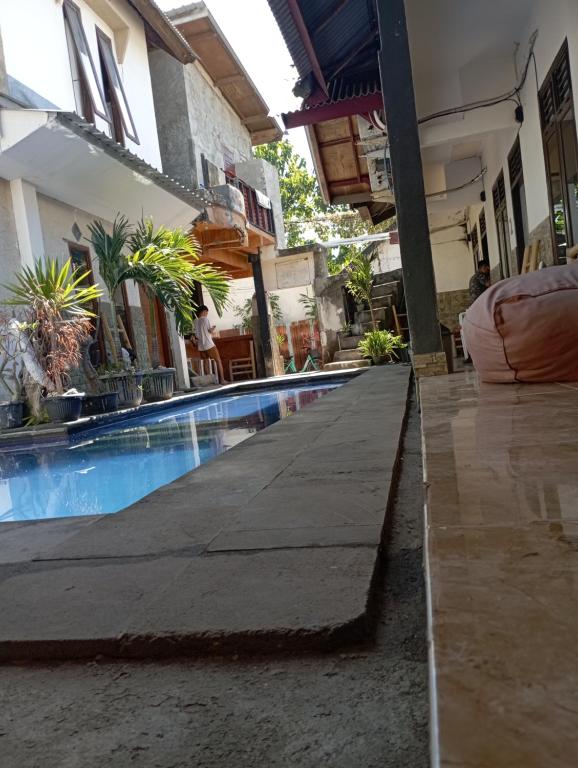 un hôtel avec une piscine dans un bâtiment dans l'établissement Wahyu Gili 1, à Gili Trawangan