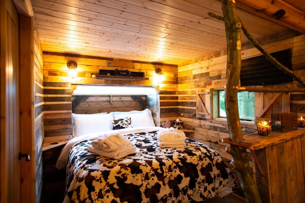 Postel nebo postele na pokoji v ubytování Burtree Country House, Tipi's, Treehouse & Lodge & house rooms with hot tubs in a private garden
