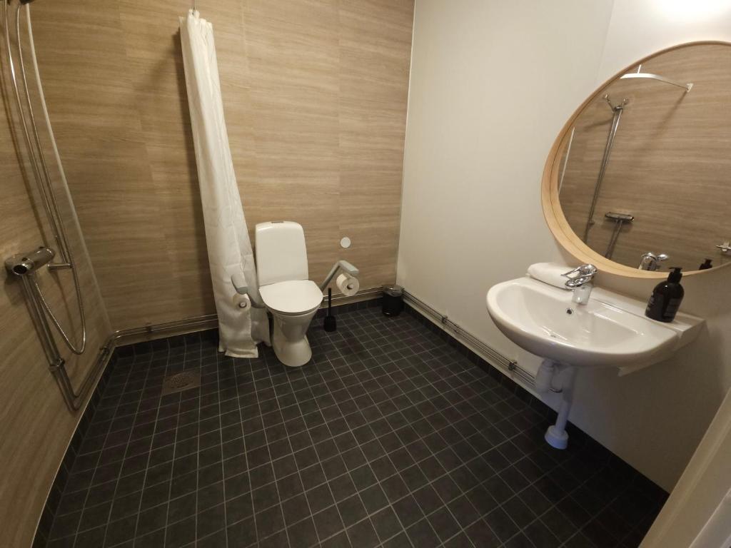 Koupelna v ubytování Hotellet i Jörn AB