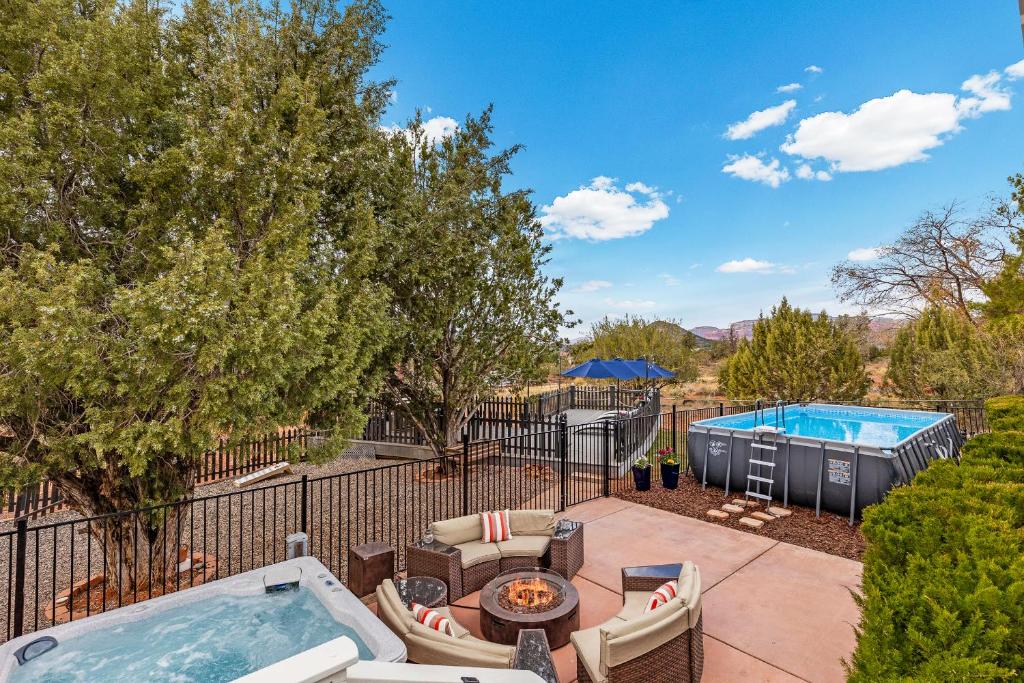 un patio al aire libre con piscina y bañera de hidromasaje en Serene Home- Sleeps 16 - Pet Friendly - Hot Tub - Pool en Sedona