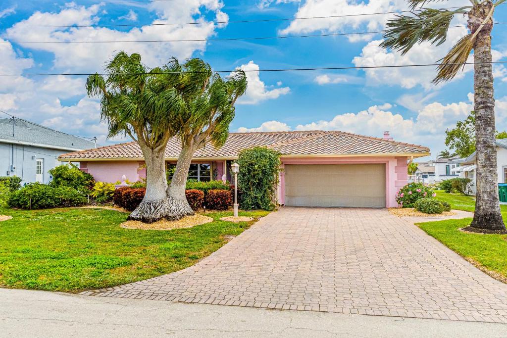 ein Haus mit einer Palme und einer Garage in der Unterkunft Bikini Bottom in Cape Coral