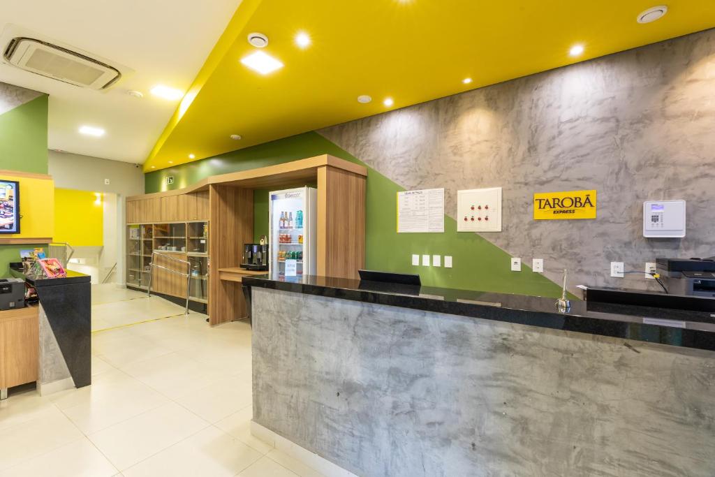 a lobby of a restaurant with a reception counter at Tarobá Express in Foz do Iguaçu