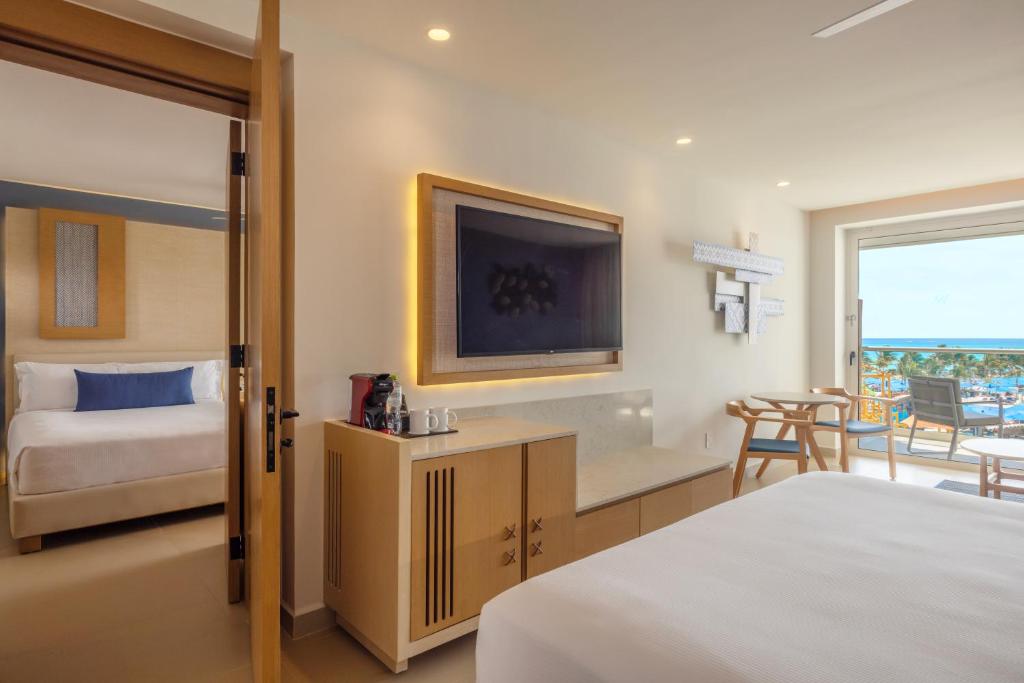 Royalton Splash Riviera Cancun, An Autograph Collection All-Inclusive Resort - 海景钻石俱乐部两卧室豪华小型套房