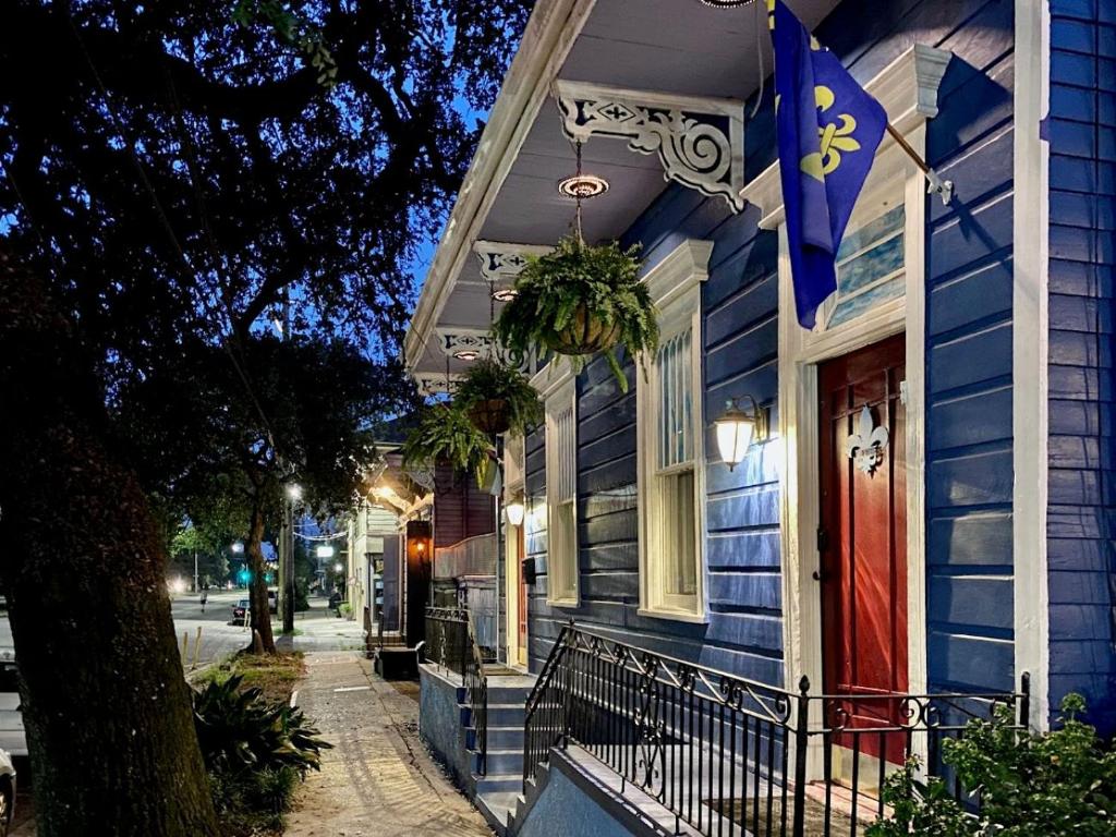 ein blaues Haus mit einer Flagge auf der Seite in der Unterkunft The Blue60 Marigny Inn in New Orleans