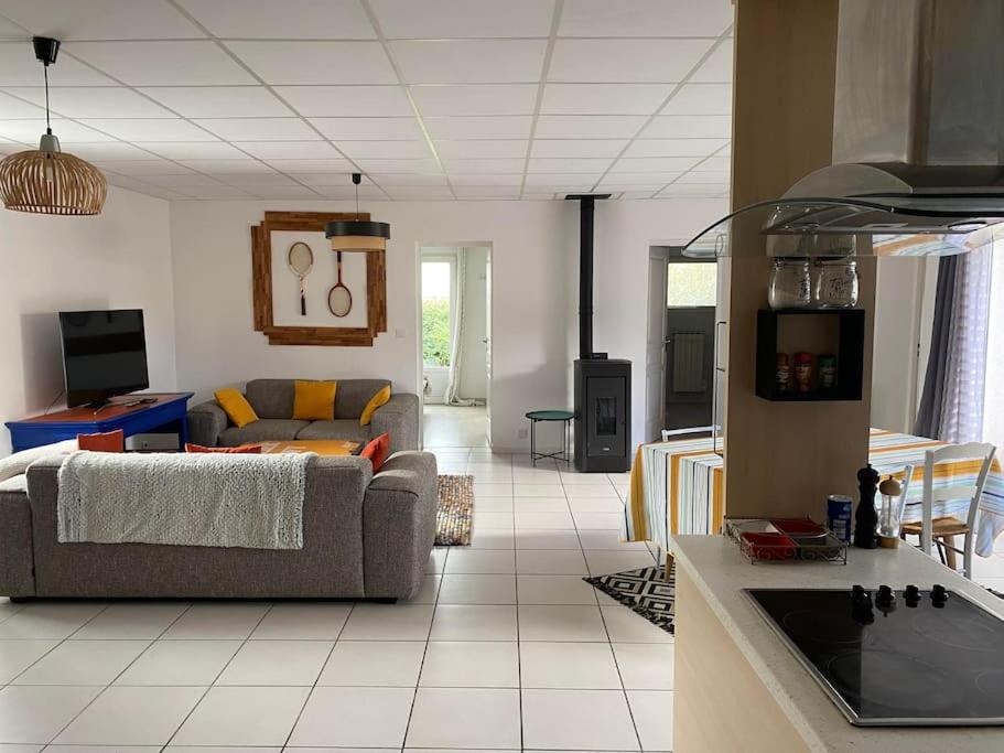 une cuisine et un salon avec un canapé et une table dans l'établissement Les oiseaux Mimizan Plage, à Mimizan