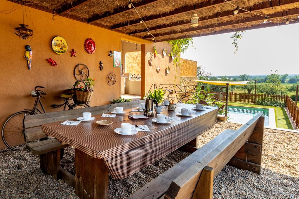 een grote houten tafel in een patio met een zwembad bij Can Nentia in Fonteta