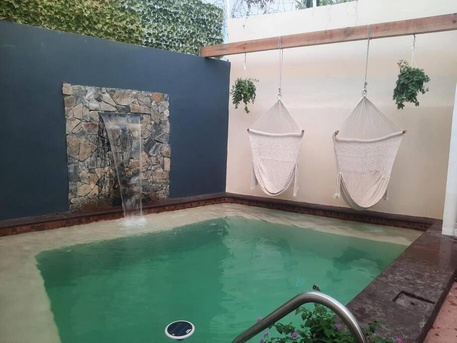 uma piscina com uma fonte de água e um spa em Golf Course View & Totally Private Pool em Nuevo Vallarta