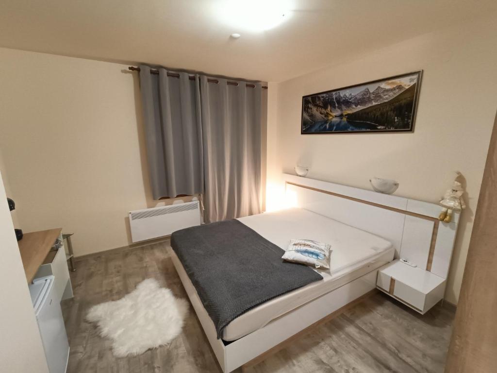 Postel nebo postele na pokoji v ubytování Студио Орфееви Скали