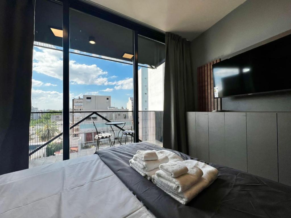 1 dormitorio con 1 cama y vistas a un balcón en Beauty Apartments Park Cid ANTZ570 en Buenos Aires