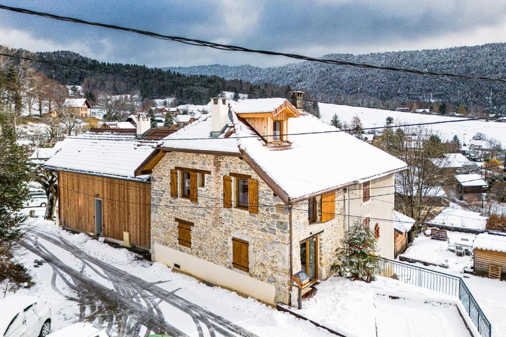 una casa con nieve en el techo en L'Authentique, en Le Sappey-en-Chartreuse