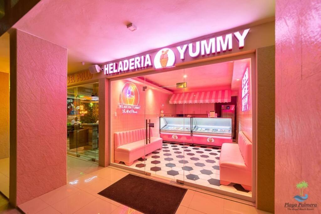 een roze restaurant met roze meubels in een roze kamer bij Exclusive Villa * private Beach and Housekeeping in Punta Cana