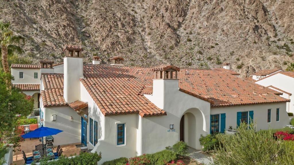 un grupo de casas frente a una montaña en LV313 Legacy Villas Gem: 1-Story Mountain Views, en La Quinta