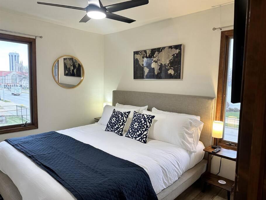 Giường trong phòng chung tại Capital Suite on 6th Street - King Bed / Downtown!