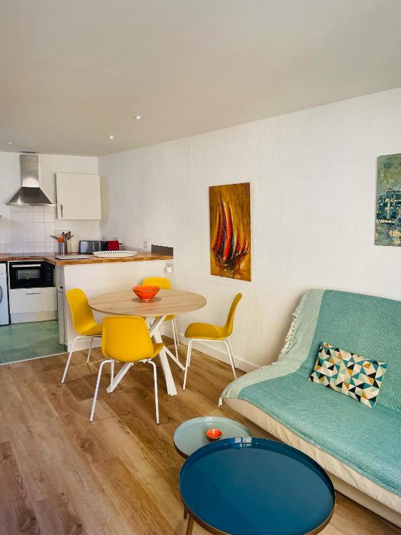 un salon avec un canapé et une table dans l'établissement Le Provence au coeur de la Corniche - CLIM, à Sète
