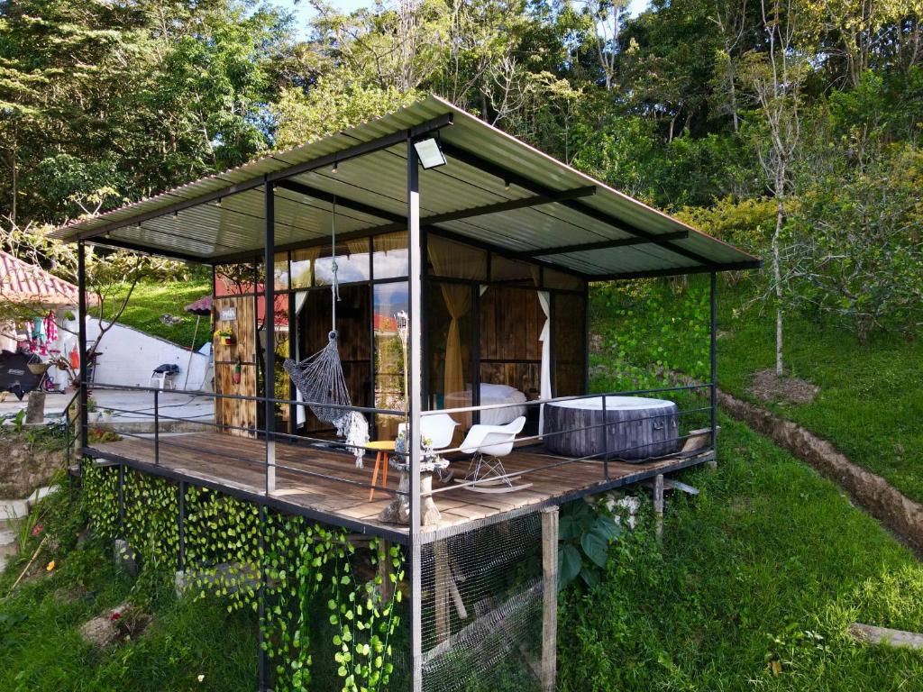 einen Pavillon mit einem Grill auf einer Terrasse in der Unterkunft Cabaña Aurora de Silvania in Silvania