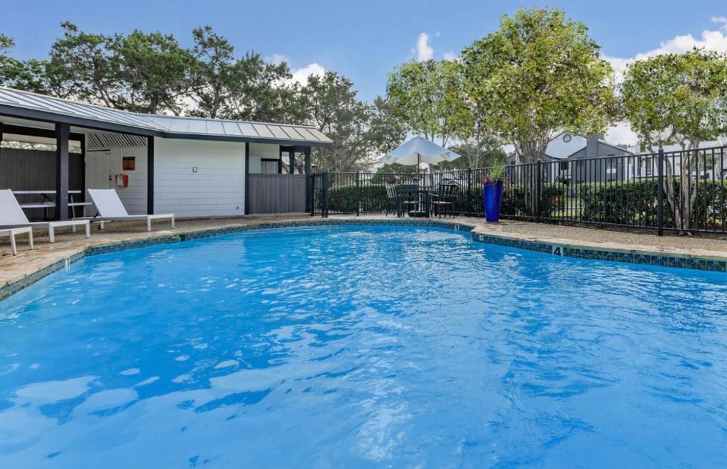 Apartment Near UTSA, La Cantera, and The Rim, San Antonio, TX