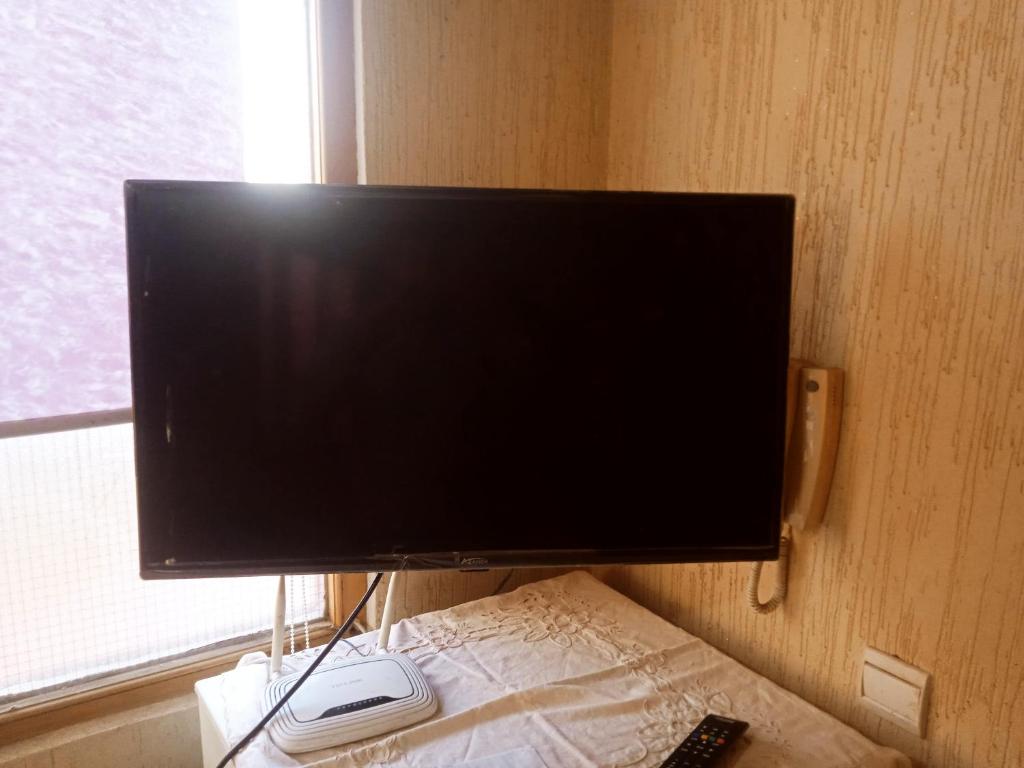 monitor komputerowy z płaskim ekranem na ścianie w obiekcie Sweaty house w mieście As-Suwajra