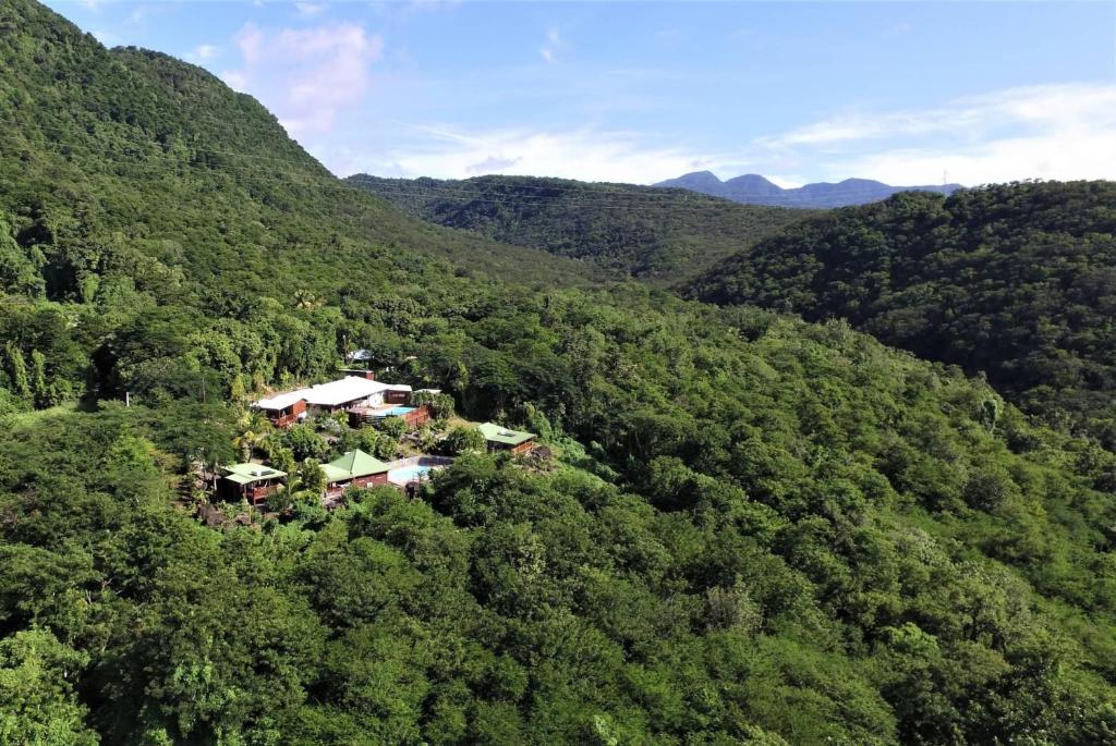 una vista aérea de una casa en medio de una montaña en Habitation Colas, en Pointe-Noire